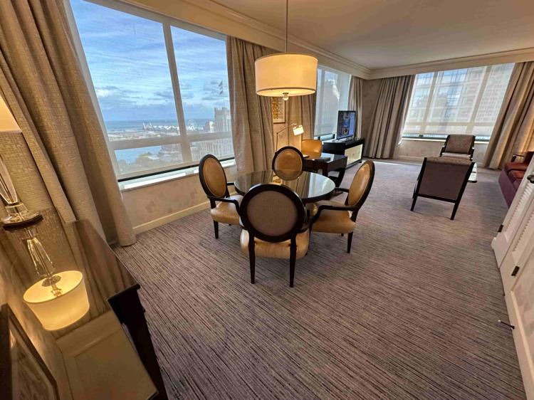ザ・リッツ・カールトンシカゴ レイクサイドスイートからWork From Hotel