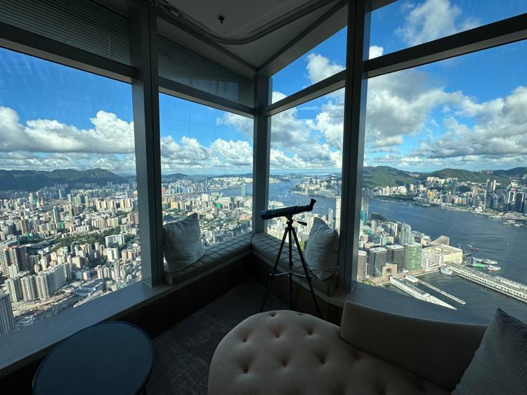 ザ・リッツ・カールトン香港 デラックススイートからWork From Hotel