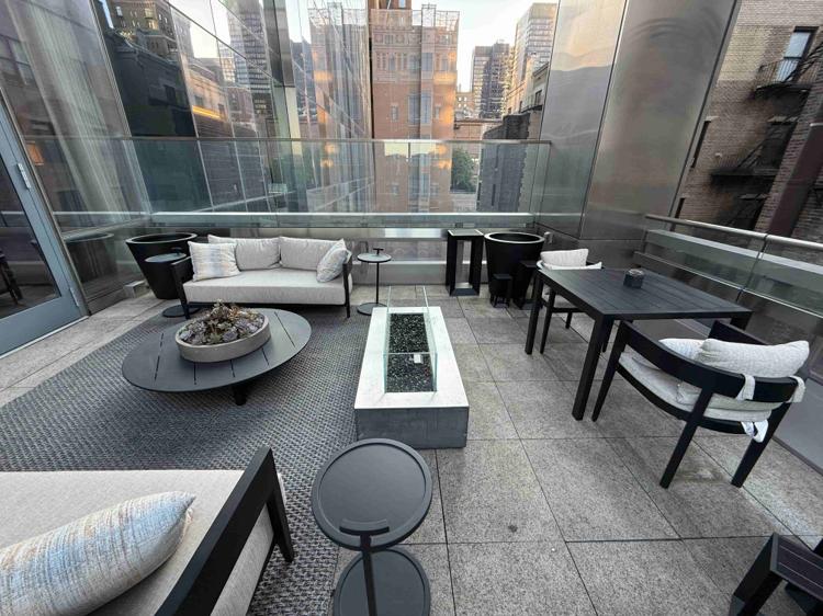 パークハイアットニューヨーク 1ベッドルームテラススイートからWork From Hotel